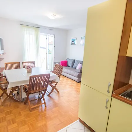 Apartman Ljiljana Apartment *